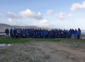 Los estudiantes del CPR Afundación A Coruña retiran 565 kilos de basura de las playas de Baldaio y Razo
